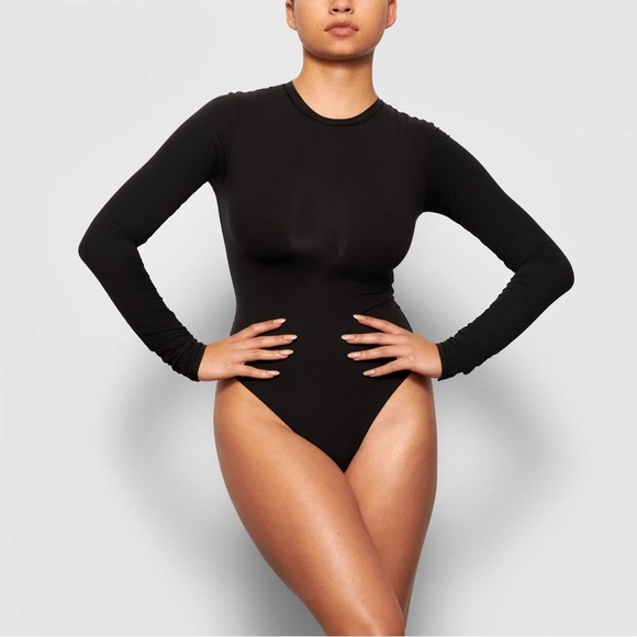 NEW W/ BOX SKIMS SLEEK BLACK LONG SLEEVE CREW NECK BODYSUIT SIZE:S/M - Picture 1 of 11